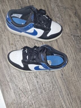 Nike Low-Top Sneakers in White, Black & Blue